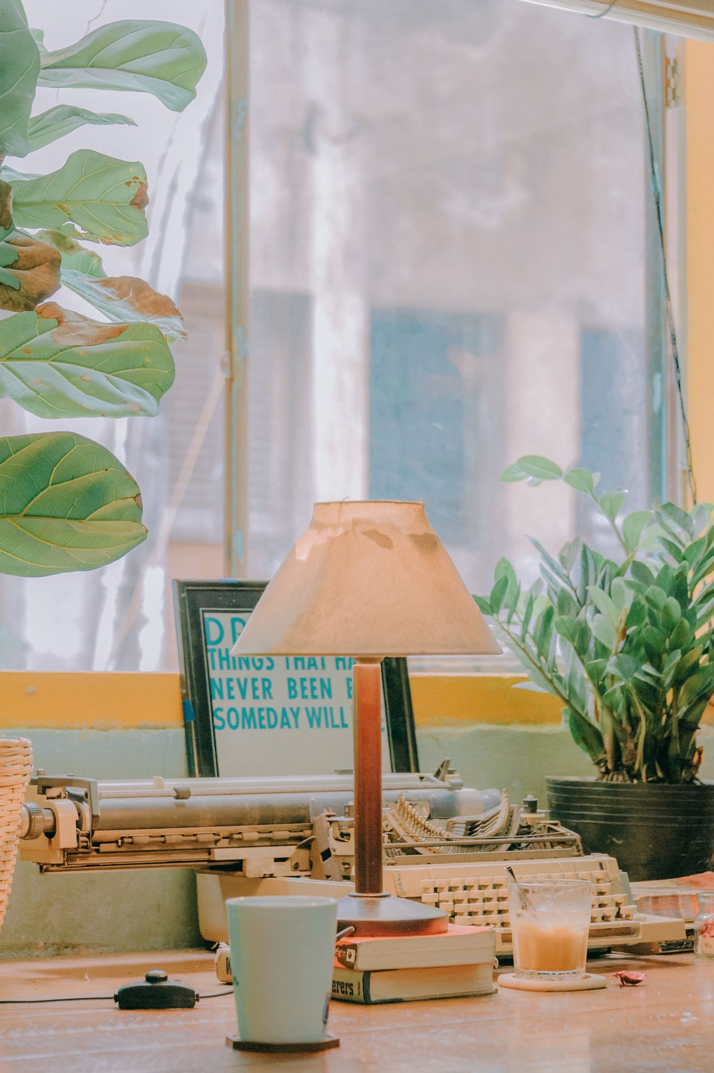 Coin de travail chaleureux, machine à écrire et plantes